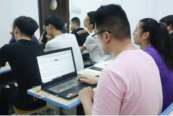 鄭州北大青鳥翔天信鴿第三期青鳥大講堂