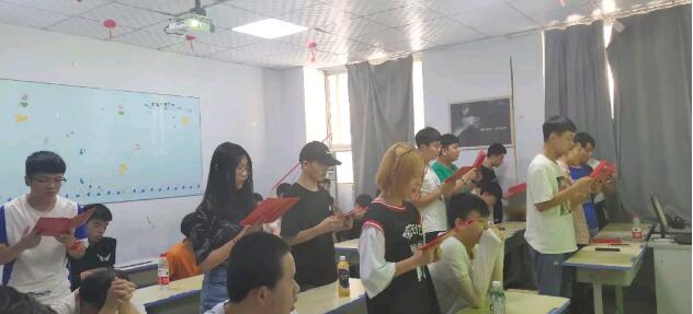 鄭州北大青鳥(niǎo)翔天信鴿Q1901與Q1902班班委任命儀式