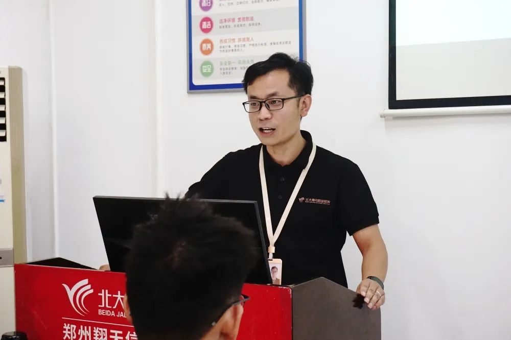鄭州北大青鳥翔天信鴿軟件開發(fā)專業(yè)新生開學(xué)典禮