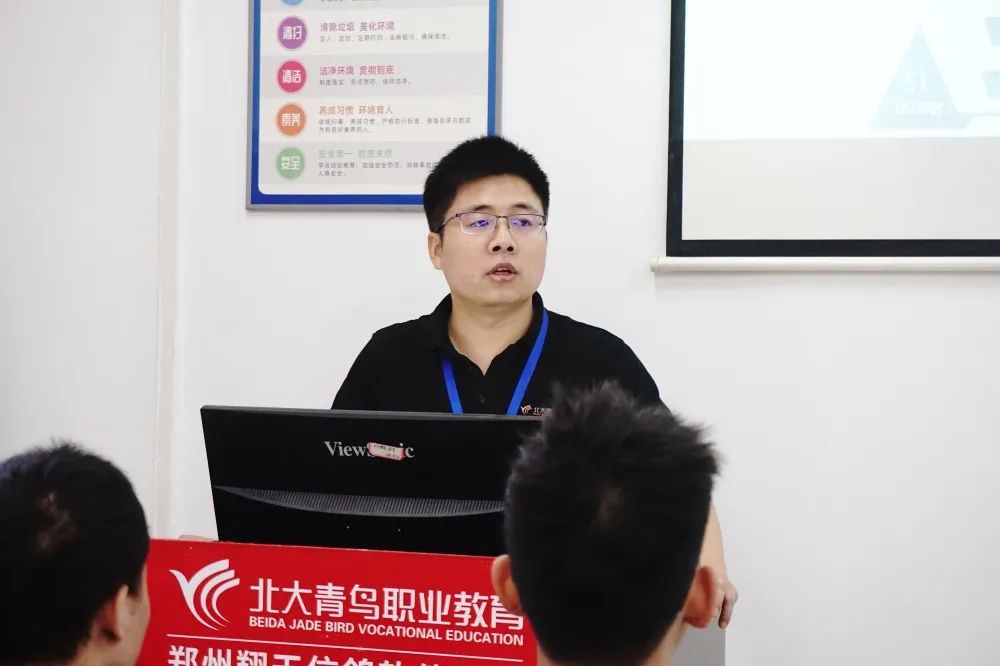 鄭州北大青鳥翔天信鴿軟件開發(fā)專業(yè)新生開學(xué)典禮