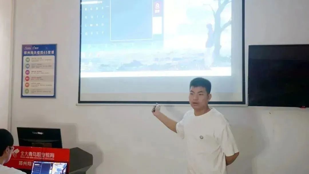 鄭州北大青鳥翔天信鴿校區(qū)的學(xué)生學(xué)習(xí)生活之階段性項目答辯