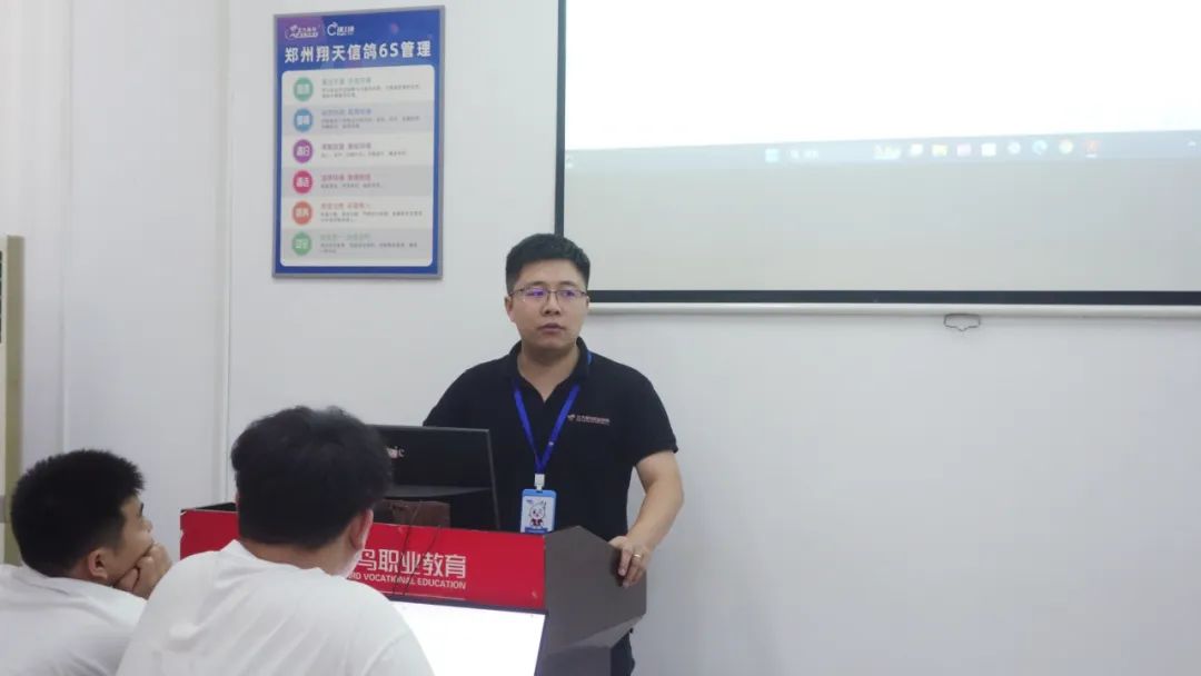鄭州北大青鳥翔天信鴿校區(qū)的學(xué)生學(xué)習(xí)生活之階段性項目答辯
