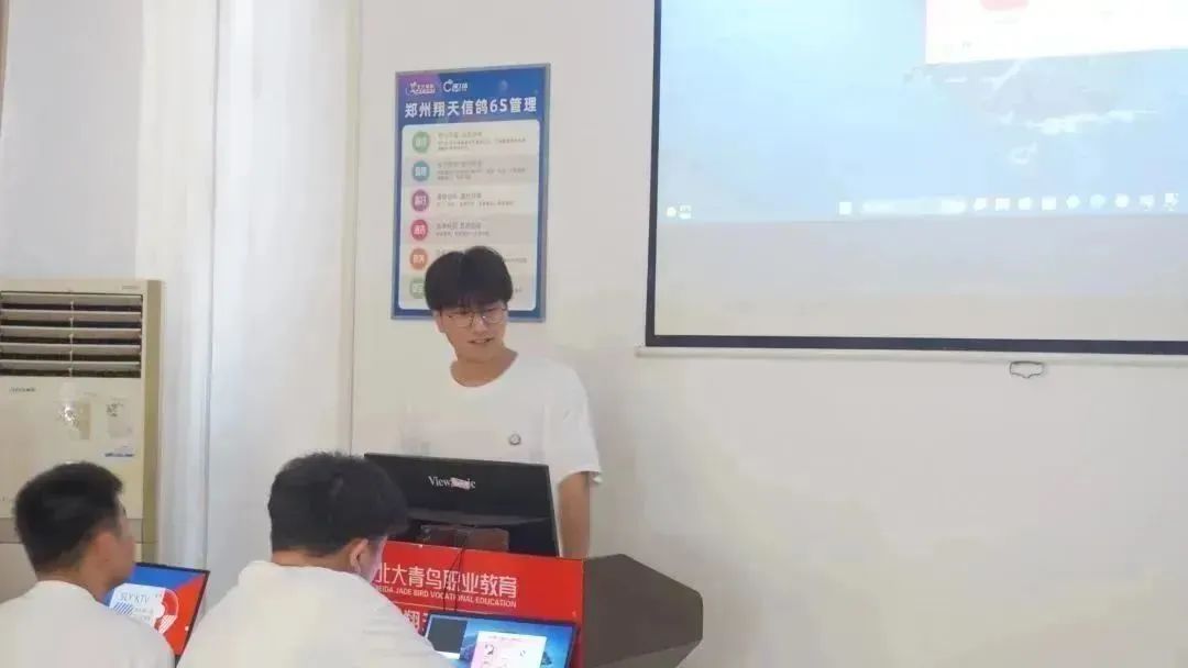 鄭州北大青鳥翔天信鴿校區(qū)的學(xué)生學(xué)習(xí)生活之階段性項目答辯