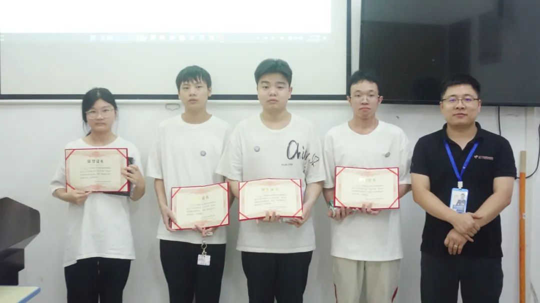 鄭州北大青鳥翔天信鴿校區(qū)的學(xué)生學(xué)習(xí)生活之階段性項目答辯