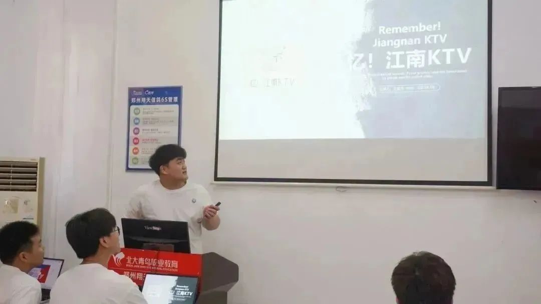 鄭州北大青鳥翔天信鴿校區(qū)的學(xué)生學(xué)習(xí)生活之階段性項目答辯