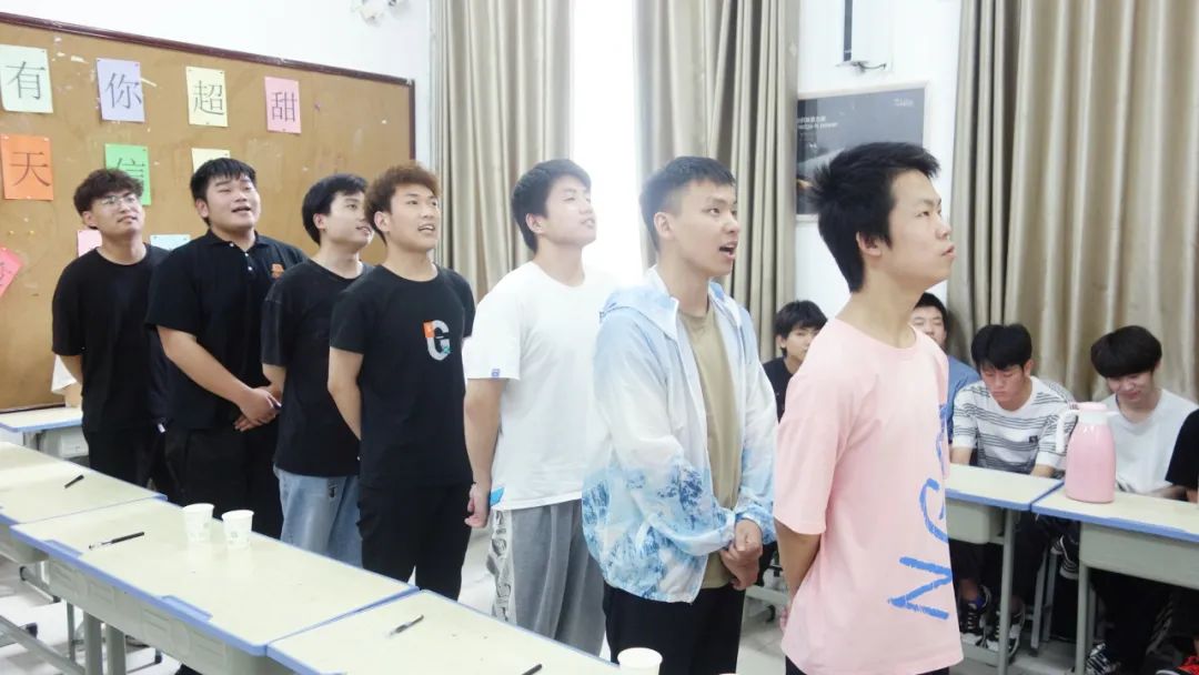 鄭州北大青鳥翔天信鴿學(xué)生們的拜師大會(huì)