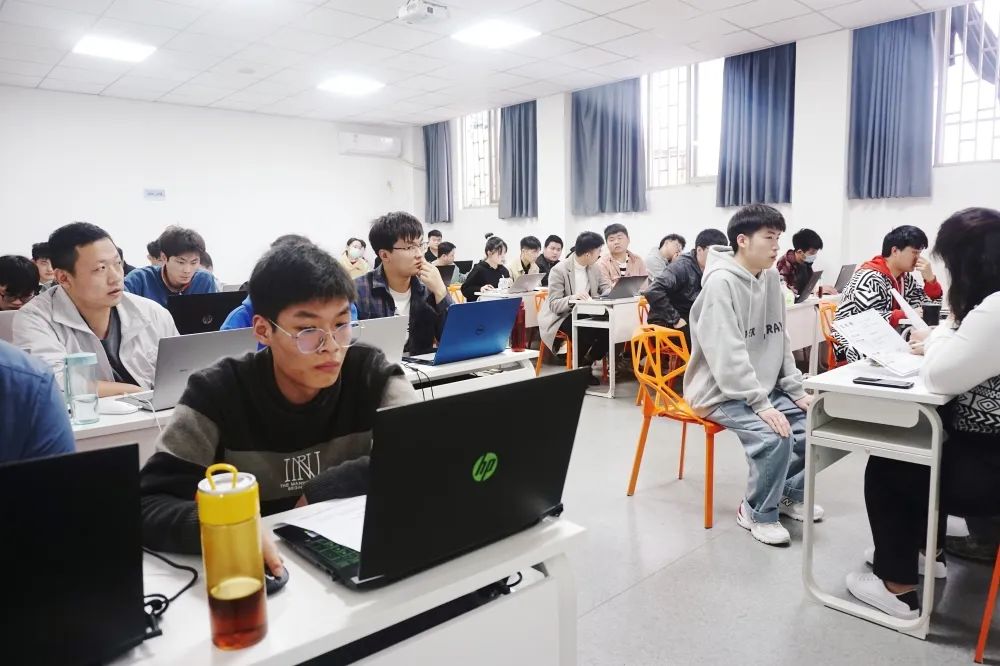 在內(nèi)卷和AI之下計算機(jī)專業(yè)是不是很不推薦了